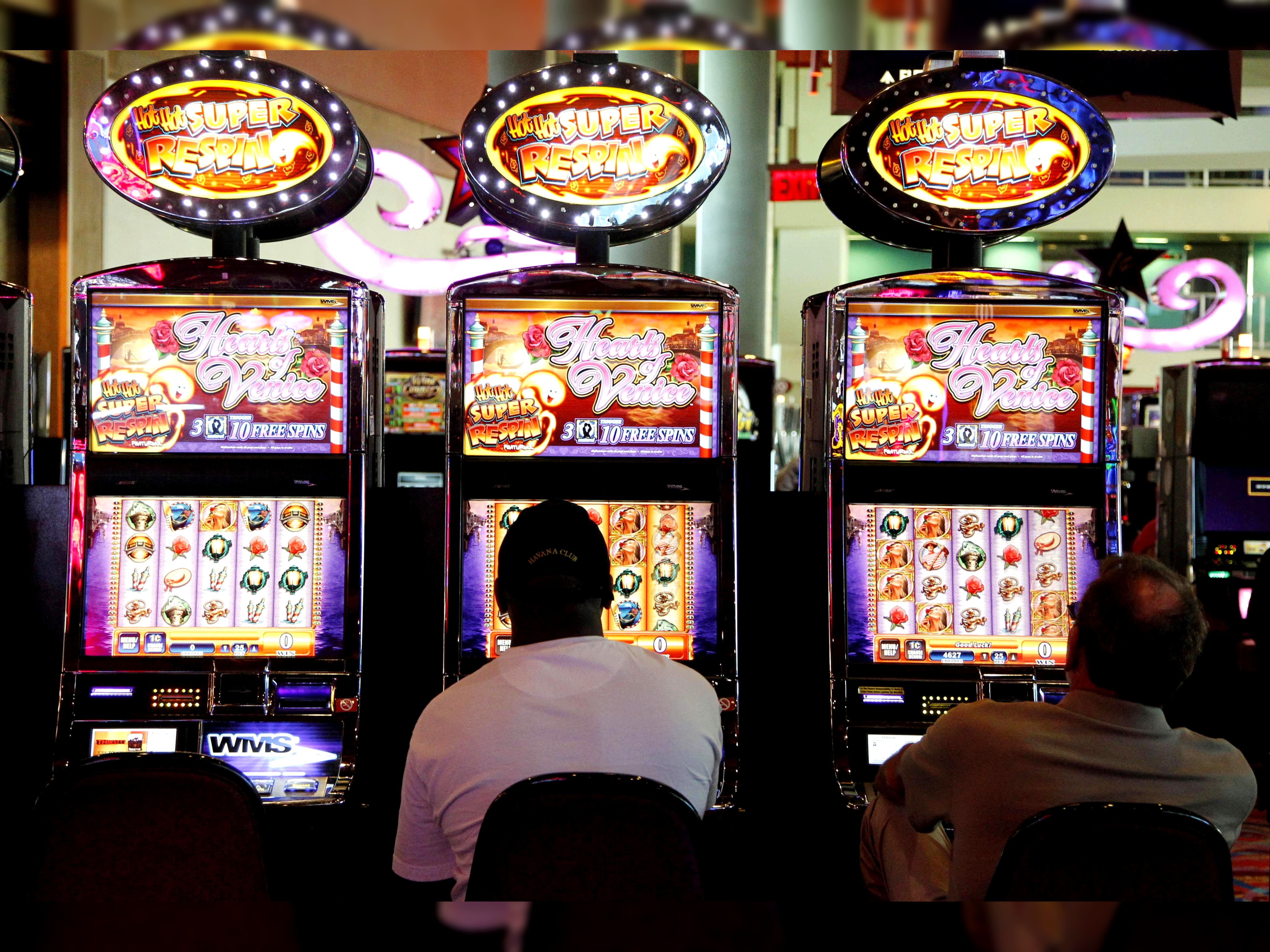 $230 Daily freeroll slot tournament at Superior Casino